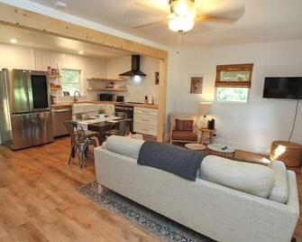 Charming and cozy cottage in Davidson, NC - 戴維森 - 客廳