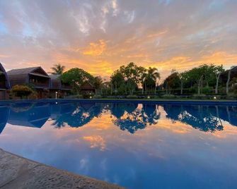 Green Orry Inn Villas & Resort - Tetebatu - Piscina