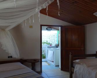 Sea Front Bungalow and Italian Chef - Andavadoaka - Bedroom