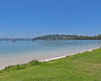 Casa Martins Absolute Waterfront House - Salamander Bay - Strand