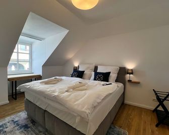 Nr 1 Wundervolles Helles Apartment direkt am historischen Marktplatz 46qm #Cosiness Company 21 - Schwerin - Schlafzimmer