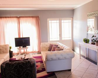 Feel@Home - Fabulous Home In the Mountain Kingdom of Lesotho - Maseru - Living room