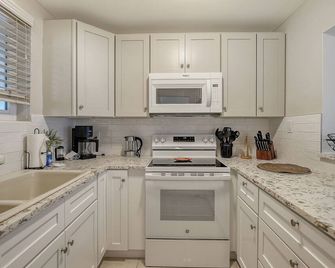 King Bed - Walk to St. Armand's Circle and Lido Beach in Minutes! - Sarasota - Keittiö