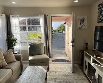 Cheerful Two Bedroom Bungalow Newly Remodeled! Arcade games, Air Hockey Table. - Eureka - Sala de estar