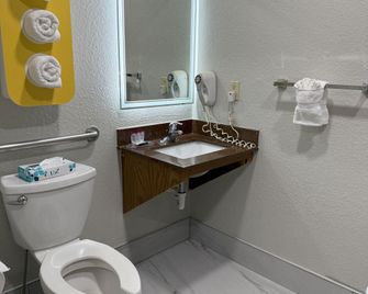 Townhouse Extended Stay Hotel Downtown - Lincoln - Bathroom