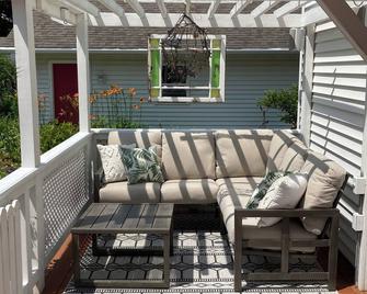 Cozy Algoma Retreat! Minutes to Beach and Downtown! - Algoma - Balcony