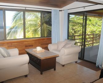Beach Front Paradise! - Bejuco - Living room