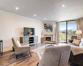 Modern condo with access to pool & hot tub in great location - Oceanside - Sala de estar