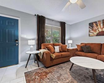 Sunset Getaway Spacious Retreat Near Beaches & Local Attractions - Gulfport - Living room