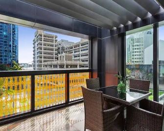 Central 2 BR apt - large balcony by Zodiak Stays - Auckland - Balcony