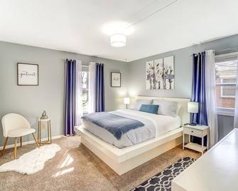 Newly Renovated, 1 block from BGSU, spacious and comfortable - Bowling Green - Bedroom