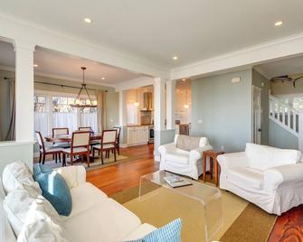 Oceanfront Moclips Escape with Deck and Beach Access! - Moclips - Living room