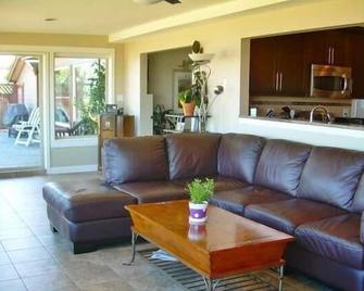 Oceanfront Executive, 2 Bedroom family friendly and close to downtown. - Campbell River - Living room