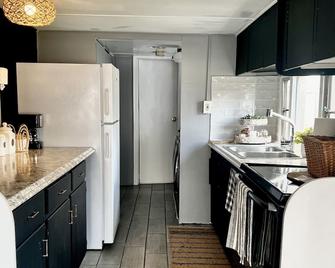 The Cozy Hideaway - Highspire - Kitchen