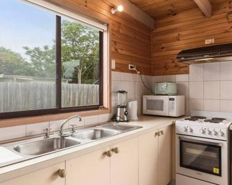 The Rosebud Beach Shack - Rosebud - Kitchen