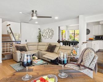 Peaceful Private Retreat In The Heart Of Town - Redlands - Living room