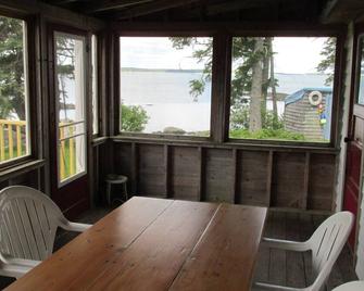 Stunning Views on Ocean's Edge. Pebble beach, sunbathing, firepit and grill. - Spruce Head - Comedor