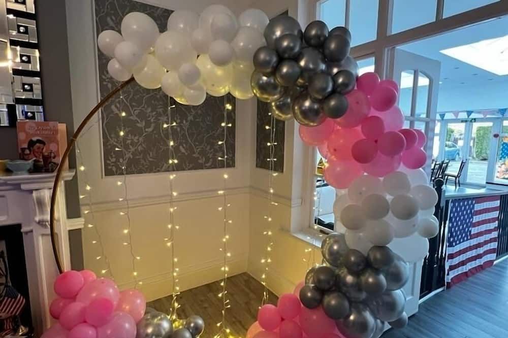 شارنوود ريجنسي - لوبورو - غرفة نوم