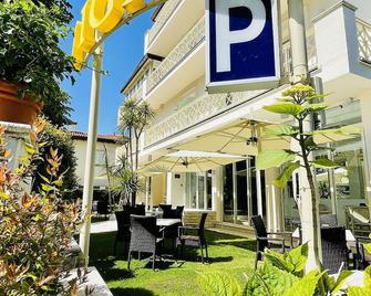 هوتل بيجالي - فورتي ديي مارمي - شرفة مرصوفة