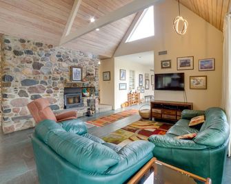 Private Lake Access: Spacious Plymouth Hideaway! - Plymouth - Living room