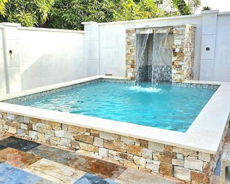 Travelholics Getaway - Piarco - Zwembad