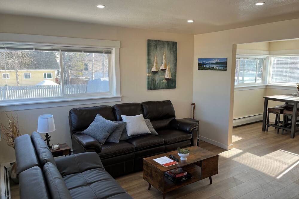 Charming 2 bedroom apartment near airport in Spenard - אנקוראג' - סלון