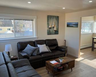 Charming 2 bedroom apartment near airport in Spenard - Anchorage - Stue