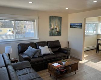Charming 2 bedroom apartment near airport in Spenard - אנקוראג' - סלון
