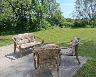 Tranquil 2-bedroom home in pleasant Pulaski location - Pulaski - Binnenhof