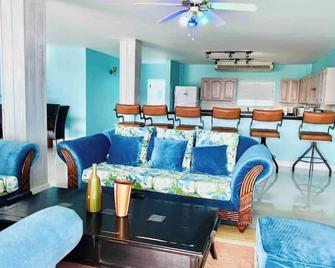 Luxury 4 bedrooms with pool by the golf course - Basseterre - Wohnzimmer