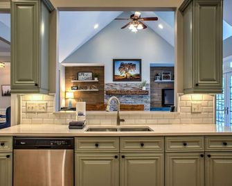 Luxury Lake Lure Home w/ Resort Amenities + Biltmore Pass | 55 Min to Asheville - Lake Lure - Cocina