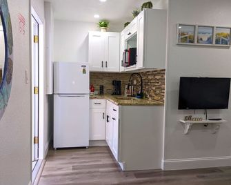 Summer Breezes - Holiday - Kitchen