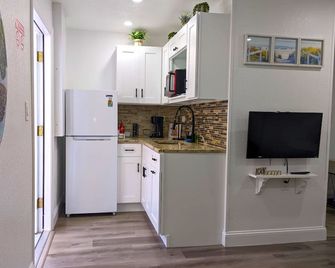 Summer Breezes - Holiday - Kitchen