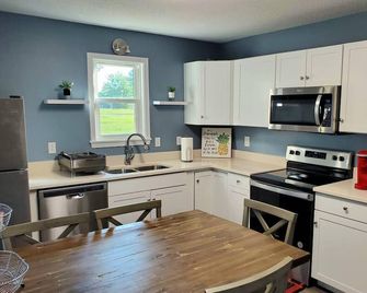 Pet Friendly 2 bedroom close to Ft. Campbell - Oak Grove - Kitchen