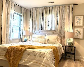 Bohemiam Charm Private Home w/ large yd + near Event ctr - Topeka - Bedroom