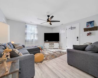 A gem Right on Historic RTE 66 in Downtown Williams. Walk to the action! - Williams - Living room