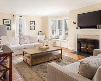 Historic 5br Colonial - Peace & Tranquility Near Beaches, Uri, And Newport! - Kingston - Living room