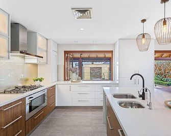 Modern 4Bedroom, two bathrooms, two living areas, Heated Pool, outdoor entertaining area - Hillarys - Kitchen