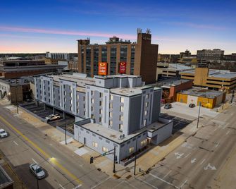 Econo Lodge Inn & Suites Waterloo Downtown - Waterloo - Building