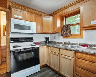 Retreat Cabin #4 | Hocking Hills, Pet Friendly - Logan - Küche