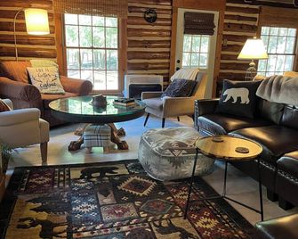 Secluded Nature Escape w/ Firepit Under the Stars! Family and Friends Reconnect! - Tionesta - Living room
