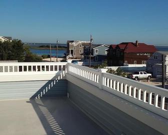 New house with Bay views on quiet street - Ship Bottom - Balcón