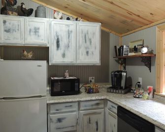 The Cowboy Room at The Ranch at Walston Springs; Breakfast Included - Palestine - Keuken