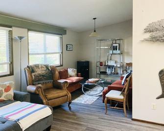 Spacious family-friendly home near WOU! - Monmouth - Sala de estar