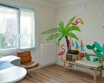 2 Bedroom Cozy Apartment In Bergerac - Bergerac - Living room