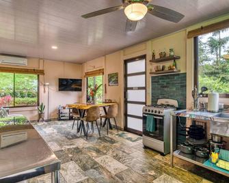 Casa Familia-Pura Vidaville. Private Modern Cabin w/ AC & Fiber Wi-Fi. Near Park - Katira - Comedor