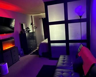 Cal King Bed Free Parking By Downtown & Clinic - Cleveland - Living room