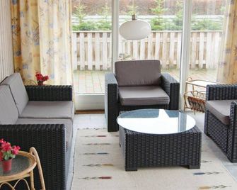 Beautiful home in Middelfart with sauna - Middelfart - Living room