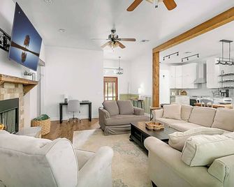 Luxe, Comfortable, Clean & New - Ruston - Wohnzimmer
