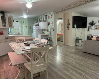 Charming 3-bedroom house with AC and WiFi in welcoming Lytle,TX. - Lytle - Comedor